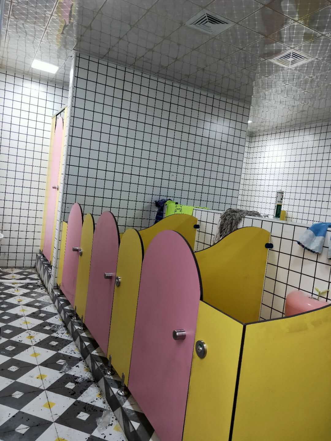 幼儿园卫生间